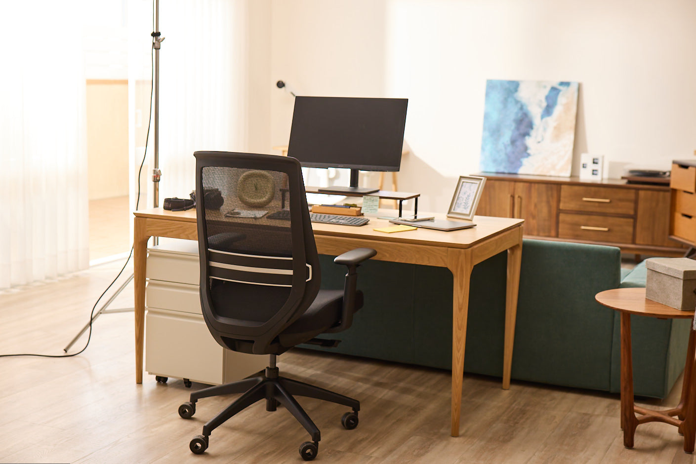 3 Tips on How to Declutter Your Desk